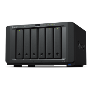 SYNOLOGY NAS TOWER 6BAY 2.5"/3.5" SSD/HDD SATA, 2xSSD NVME M.2 2280, AMD RYZENTM V1500B 4CORE 2.2 GHz, 4GB SODIMM DDR4 ECC (UP TO 32GB), 4x1GbE, 3xUSB 3.2, 2xESATA. SCALABILITA FINO A 16 UNITA CON 2xDX517